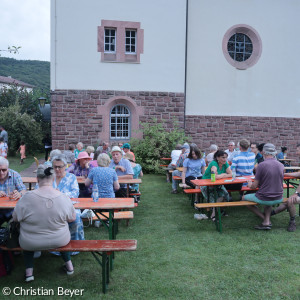 Der Kirchturm spendet den Schatten